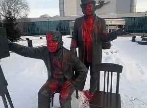 Памятник братьям Люмьер вновь испортили в Екатеринбурге