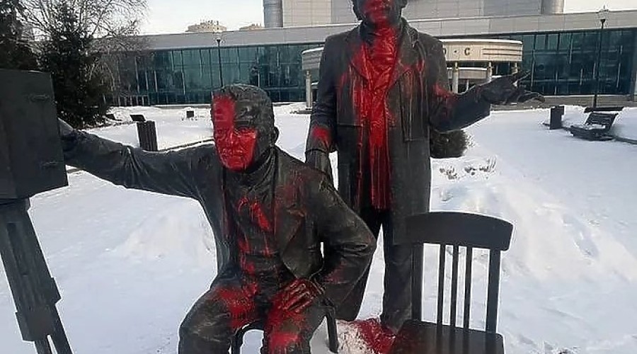 Памятник братьям Люмьер вновь испортили в Екатеринбурге