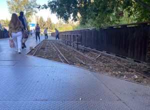 На популярном мостике через Исеть меняют покрытие