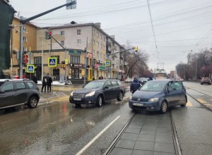 Водителям Екатеринбурга напомнили о «слепой зоне»