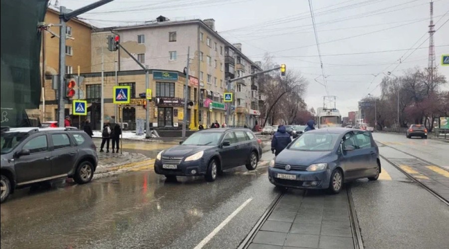 Водителям Екатеринбурга напомнили о «слепой зоне»