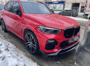 Роскошный малиновый ВMW исчез у владельца пока он обедал в центре Екатеринбурга