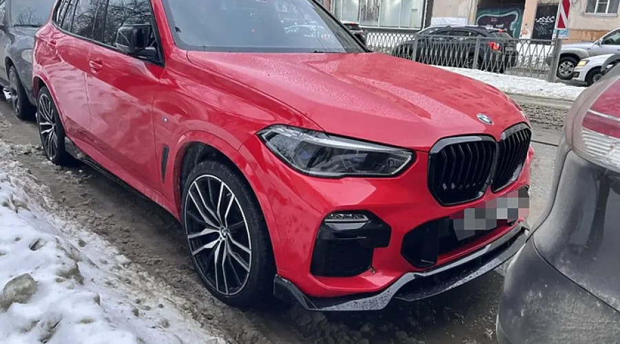 Роскошный малиновый ВMW исчез у владельца пока он обедал в центре Екатеринбурга