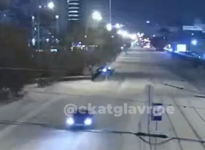 В центре Екатеринбурга развалился забор у моста через реку из-за дрифтовавших иномарок