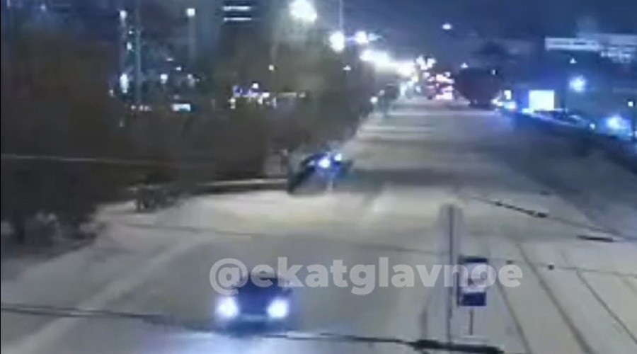 В центре Екатеринбурга развалился забор у моста через реку из-за дрифтовавших иномарок