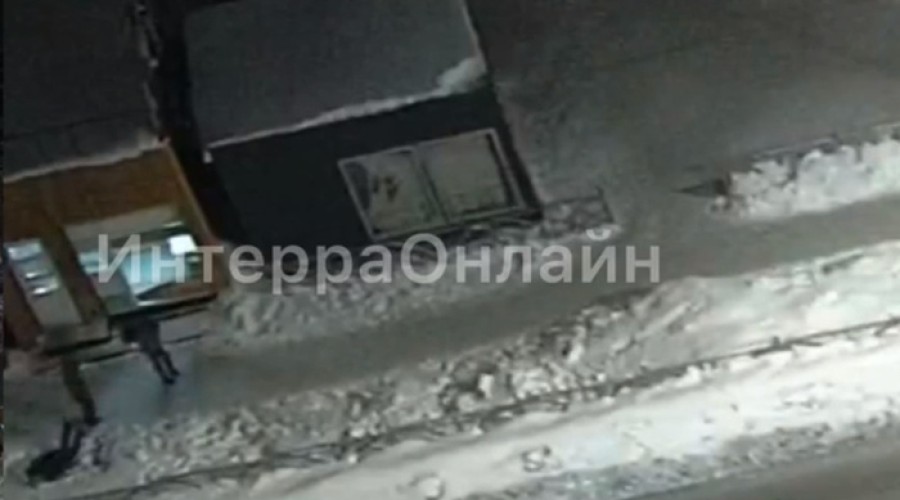 Стало известно, кого убили на остановке в Первоуральске