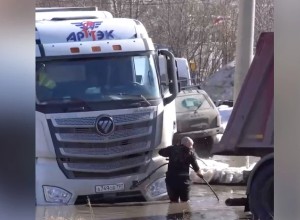 В «море» Екатеринбурга утонул грузовик