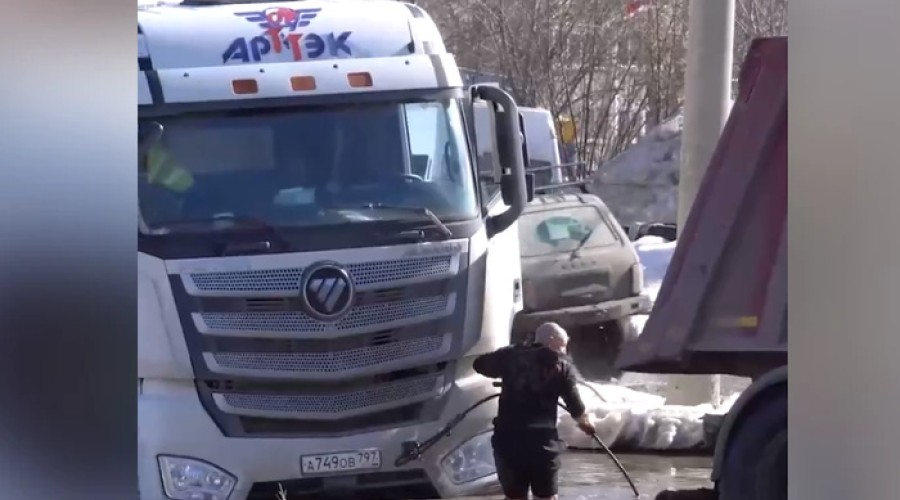 В «море» Екатеринбурга утонул грузовик
