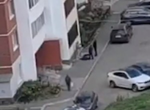 Под окнами многоэтажки в Екатеринбурге прохожие обнаружили труп