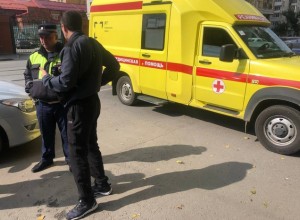В Екатеринбурге взрослый мужчина на самокате сбил ребёнка около элитной школы и скрылся с места ДТП