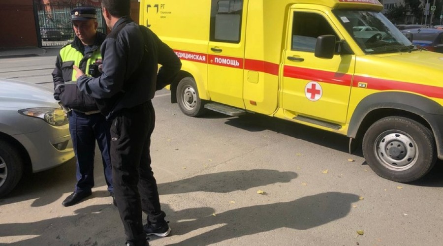 В Екатеринбурге взрослый мужчина на самокате сбил ребёнка около элитной школы и скрылся с места ДТП