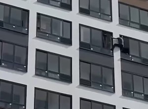 Екатеринбуржец перелез через балкон на 11-ом этаже, чтобы спасти бабушку