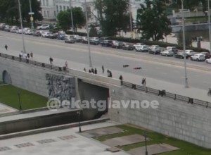 В центре Екатеринбурга парень на самокате не справился с управлением и расшибся посреди проезжей части