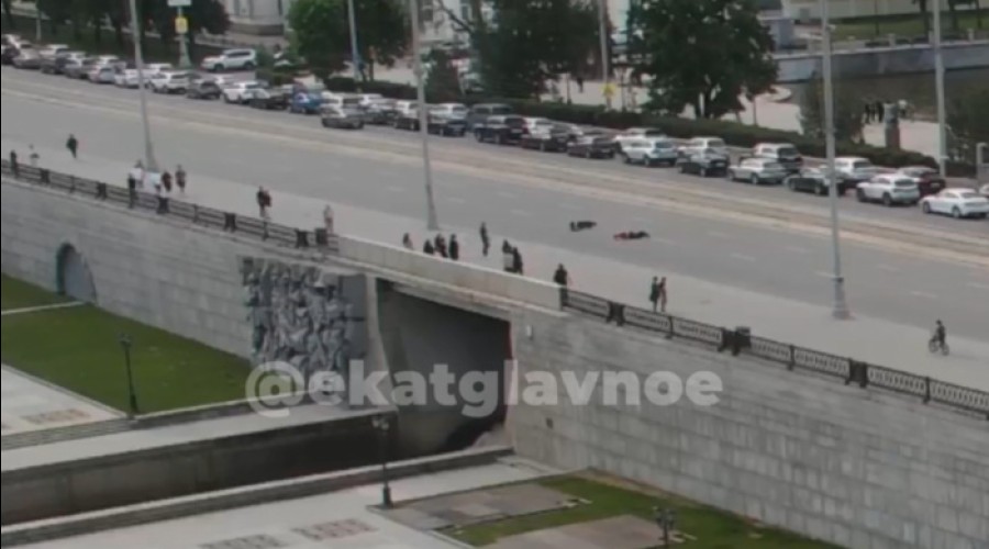 В центре Екатеринбурга парень на самокате не справился с управлением и расшибся посреди проезжей части