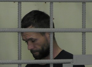 Полиция Нижнего Тагила показала рецидивиста, напавшего на женщину 9 марта
