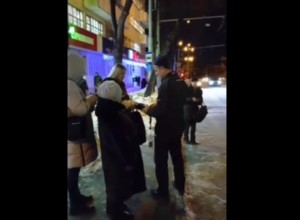 В Екатеринбурге водитель собирает деньги за проезд у людей на остановке