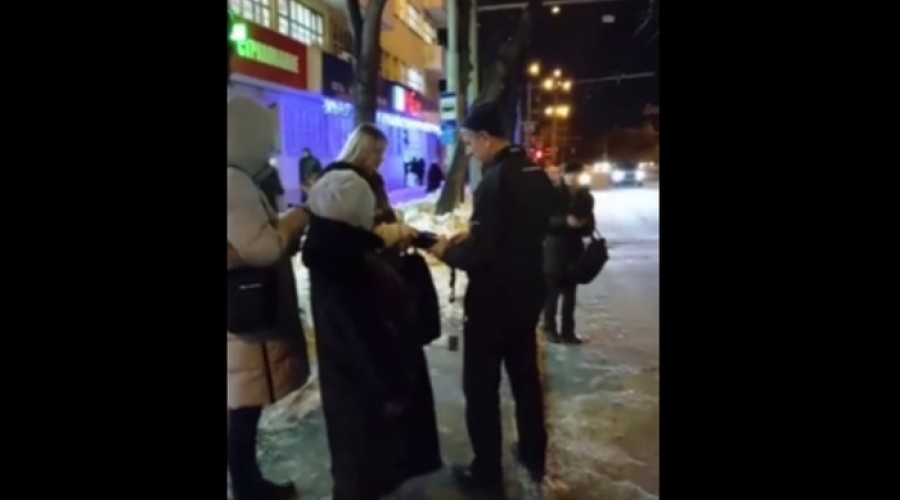 В Екатеринбурге водитель собирает деньги за проезд у людей на остановке