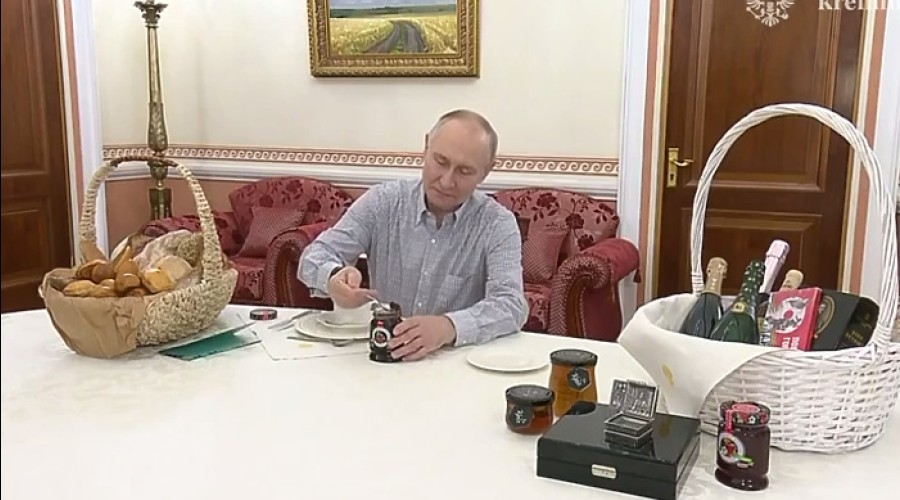Путину привезли пирожки от пекарни «Машенька» с «Прямой линии»