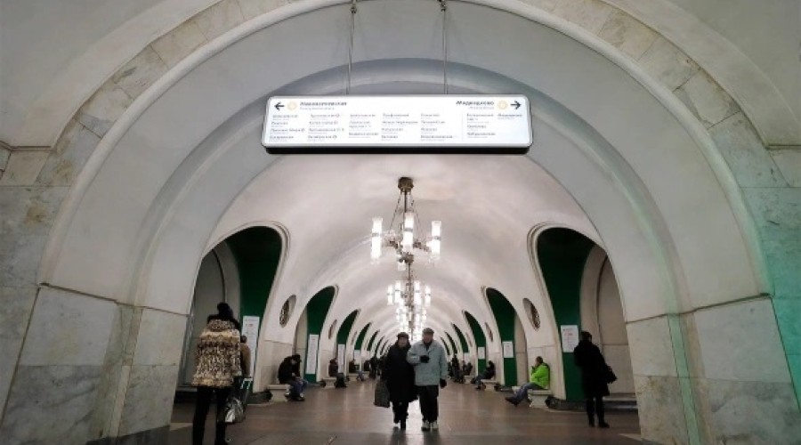 В Москве арестовали мужчину после предложения девушке и «ужина» в метро