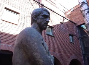 Наследники умершего екатеринбургского поэта требуют выплату роялти с театра, где играл Высоцкий