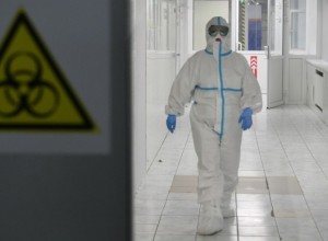 Пациентов не пускают: в поликлинике Екатеринбурга медики надели защитные костюмы