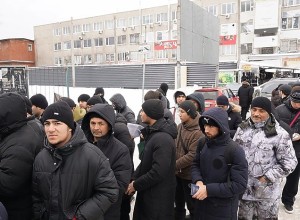 Силовики устроили рейд по мигрантам на территории «Таганского ряда»