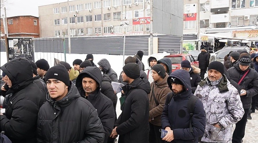 Силовики устроили рейд по мигрантам на территории «Таганского ряда»