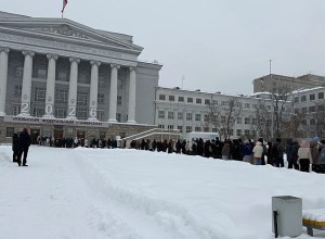 Сотни свердловских школьников застряли в огромной очереди ради четырёх баллов к ЕГЭ