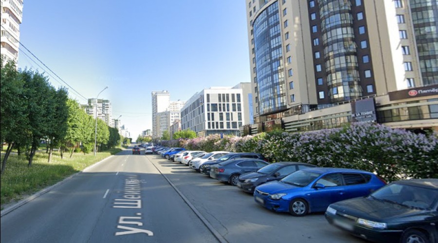 Стоящая в пробках улица в центре Екатеринбурга может стать односторонней