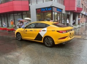 В Екатеринбурге таксист «Яндекса» вломился в дом своей пассажирки, пытаясь её изнасиловать