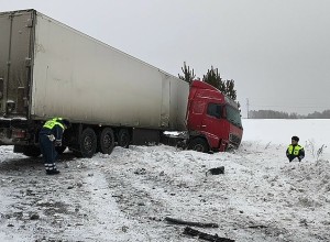 Пожилой пассажир Renault Logan погиб под Артемовским в ДТП с фурой