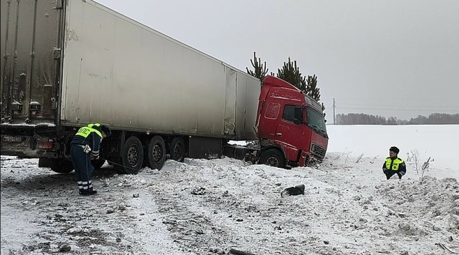 Пожилой пассажир Renault Logan погиб под Артемовским в ДТП с фурой