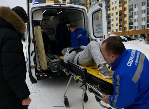 В Академическом женщину увезли на «скорой» после катания на бублике с горки