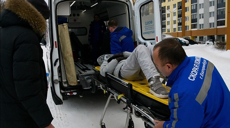 В Академическом женщину увезли на «скорой» после катания на бублике с горки