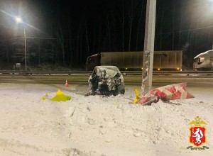 Водитель иномарки врезался под Екатеринбургом в столб по дороге с новогоднего корпоратива