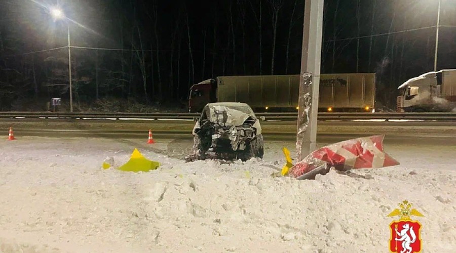 Водитель иномарки врезался под Екатеринбургом в столб по дороге с новогоднего корпоратива