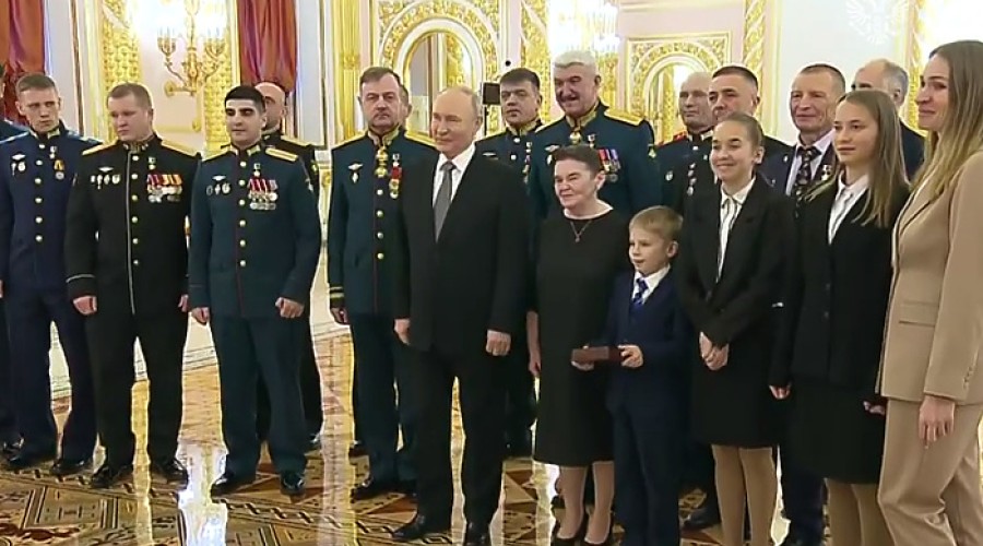 «Будь здоров». Мальчик на церемонии в Кремле пожелал президенту не кашлять