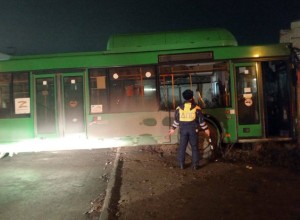В Екатеринбурге автобус с пассажирами влетел в бетонное ограждение