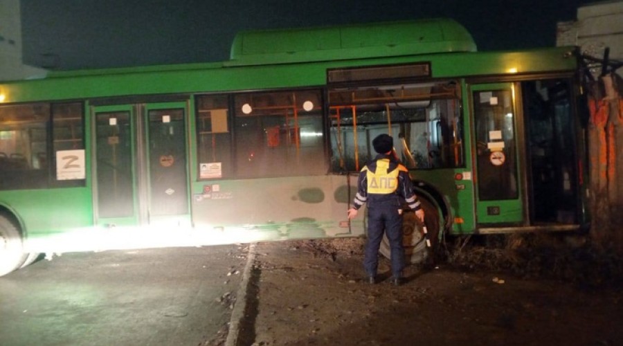 В Екатеринбурге автобус с пассажирами влетел в бетонное ограждение