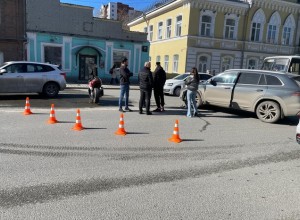 В центре Екатеринбурга после жёсткого ДТП байкера увезла реанимация