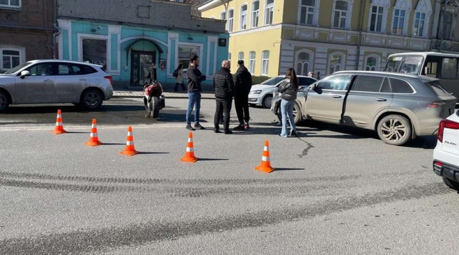 В центре Екатеринбурга после жёсткого ДТП байкера увезла реанимация