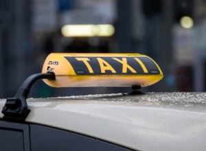 В Екатеринбурге таксист напал на двух девушек