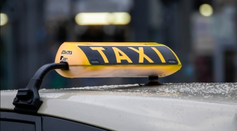 В Екатеринбурге таксист напал на двух девушек