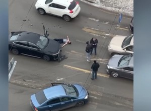 В центре Екатеринбурга пьяный неадекват устроил несколько ДТП, дебош и полежал на дороге