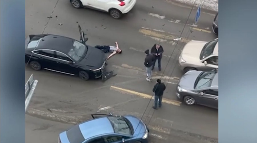 В центре Екатеринбурга пьяный неадекват устроил несколько ДТП, дебош и полежал на дороге