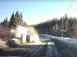 На Урале легковушка перевернулась на трассе, но вскоре продолжила движение