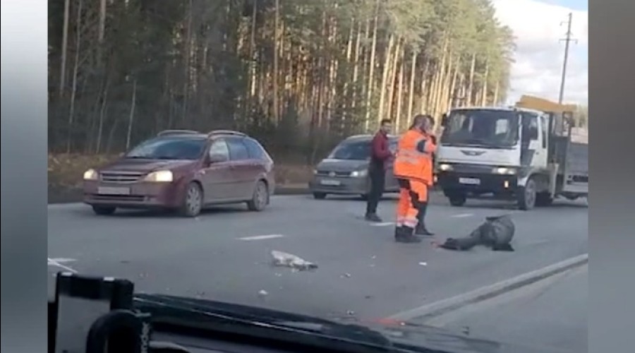 Перебегавшая ЕКАД женщина попала под грузовик