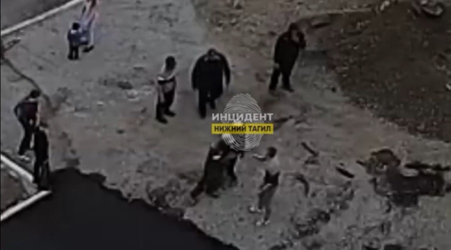 В Свердловской области дорожные рабочие побили прохожего, который испортил свежий асфальт