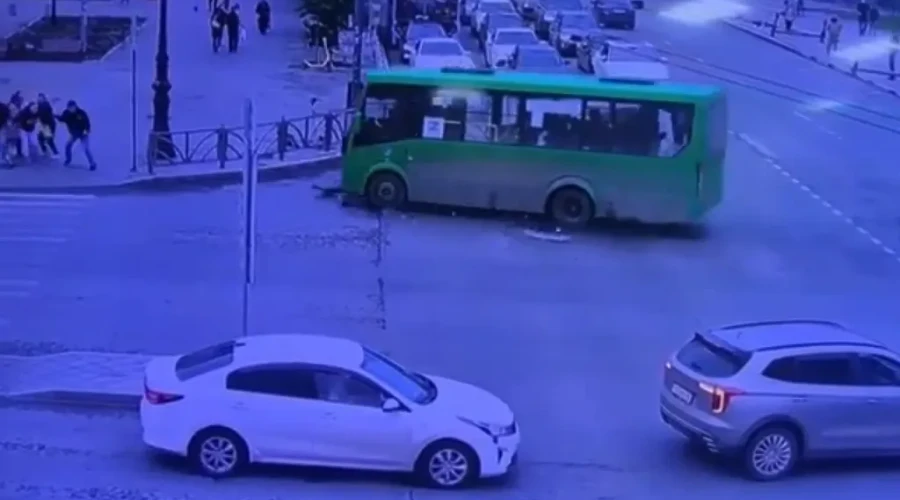 Водитель автобуса, сбившей насмерть четырех человек у храма в Екатеринбурге, пытается выйти из СИЗО