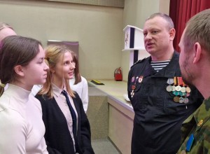 В школу Верхней Пышмы принесли автомат Калашникова